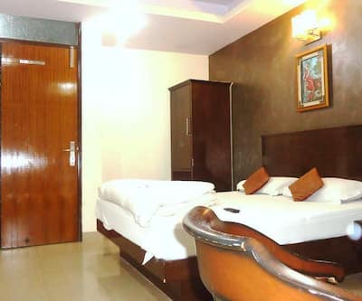 https://imgcld.yatra.com/ytimages/image/upload/t_hotel_yatra_city_desktop/v1452252537/Domestic Hotels/Hotels_ New Delhi/Hotel Udhav Palace/Room_Area.jpg